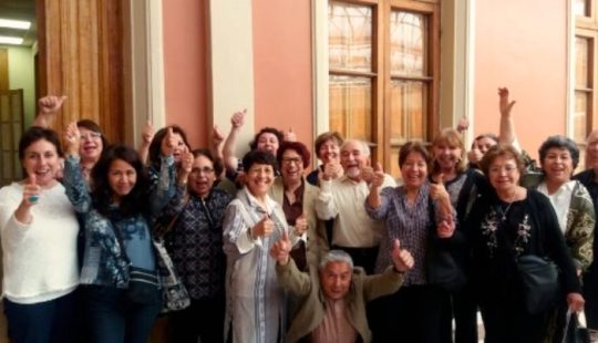 Fotografía de un grupo de personas mayores que participan del Programa Adulto Mayor UC