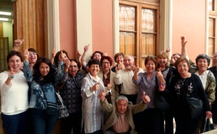 Fotografía de un grupo de personas mayores que participan del Programa Adulto Mayor UC