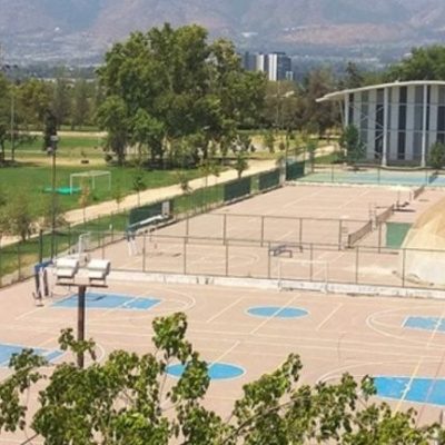Fotografía de las canchas de básquetbol y ténis del Campus San Joaquín, se ve además la parte trasera del Gimnasio