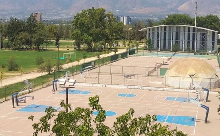 Fotografía de las canchas de básquetbol y ténis del Campus San Joaquín, se ve además la parte trasera del Gimnasio