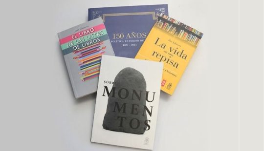 Fotografía de cuatro libros de Ediciones UC, los títulos son "La vida en una repisa, "Sobre monumentos", "El libro de las listas de libros", "150 años, política exterior de 1971-2021".
