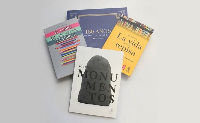 Fotografía de cuatro libros de Ediciones UC, los títulos son "La vida en una repisa, "Sobre monumentos", "El libro de las listas de libros", "150 años, política exterior de 1971-2021".