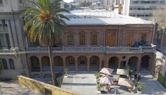 Fotografía tomada desde arriba, de una parte externa del edificio del Centro de Extensión UC