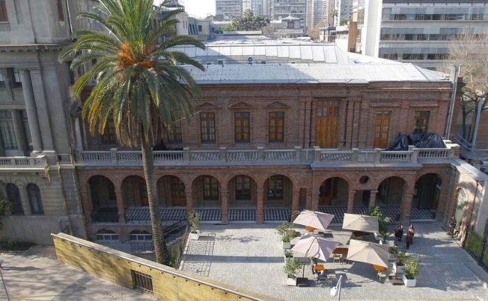 Fotografía tomada desde arriba, de una parte externa del edificio del Centro de Extensión UC