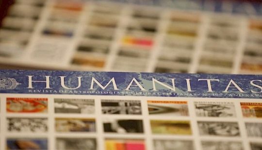 Fotografía de dos de las portadas de la Revista Humanitas en su edición de 100 años