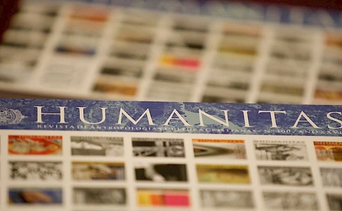 Fotografía de dos de las portadas de la Revista Humanitas en su edición de 100 años