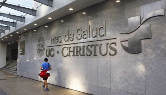 Fotografía del logo Red de Salud UC Christus en la pared de una de sus sucursales