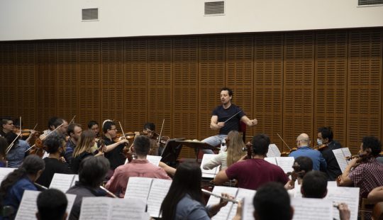 Fotografía de Paolo Bortolameolli dirigiendo una orquesta