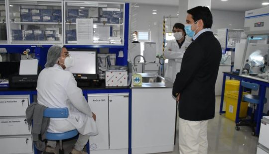 Fotografía de un laboratorio, las personas usan mascarilla
