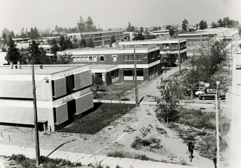 Fotografía en blanco y negro de unos edificios de dos pisos de ladrillo