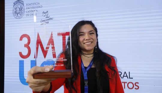 Fotografía de Macarena Droguett posando con un premio