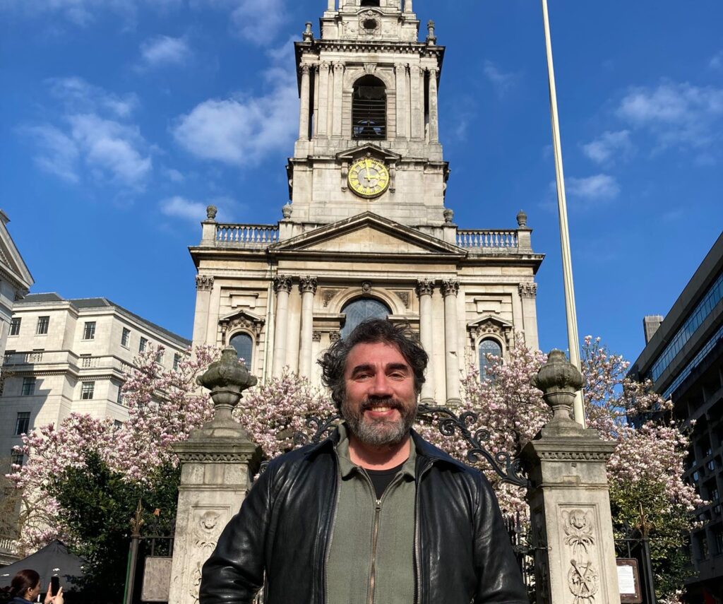 Fotografía de César Jiménez-Martínez sonriendo frente a St Mary le Strand Church.