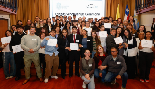 Fotografía de decenas de personas algunas de ellas sosteniendo diplomas