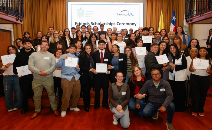 Fotografía de decenas de personas algunas de ellas sosteniendo diplomas