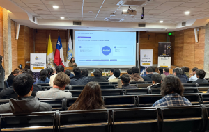 Fotografía de un auditorio con decenas de personas