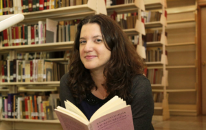 Fotografía facial de María José Navia sosteniendo un libro