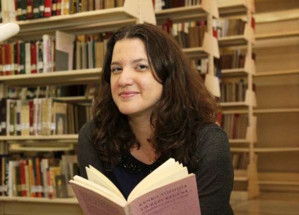 Fotografía facial de María José Navia sosteniendo un libro