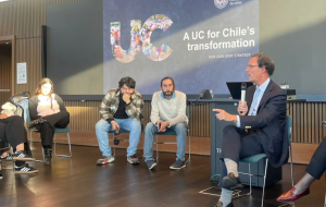 Fotografía del Rector Juan Carlos de la llera sentado hablando con otras personas
