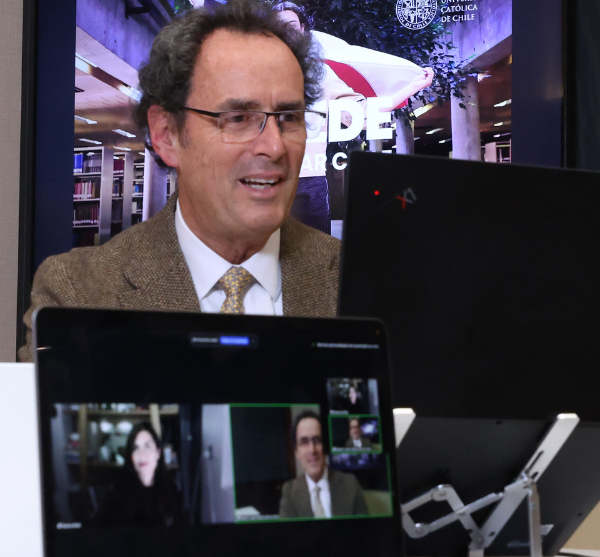 Fotografía del rector Juan Carlos de la Llera frente a un computador hablando