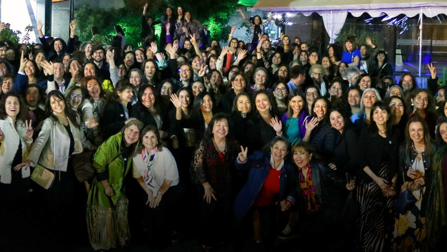 Fotografía de decenas de mujeres sonriendo