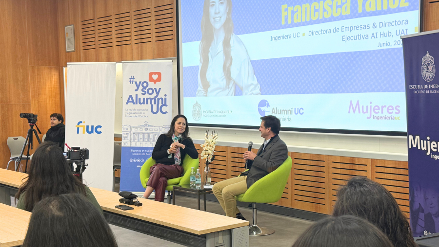 Fotografía de Francisca Yáñez junto a Pedro Boucho conversando