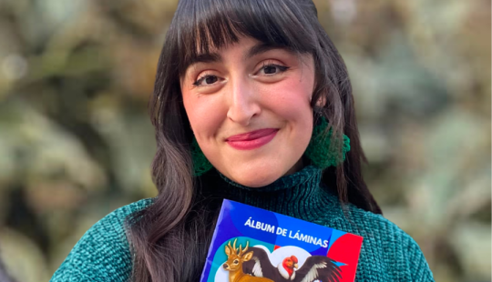 Foto facial de Sofía Maulen sostiene un álbum de láminas