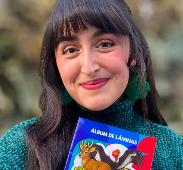 Foto facial de Sofía Maulen sostiene un álbum de láminas