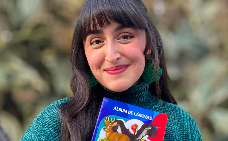 Foto facial de Sofía Maulen sostiene un álbum de láminas