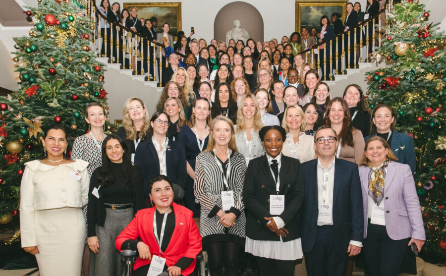 Fotografía de un grupo de decenas de personas vestidas de manera formal