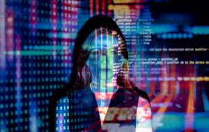 Fotografía de mujer detrás de pixeles