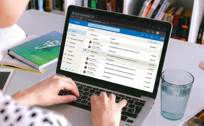 Fotografía de una persona en un computador en su mail Outlook