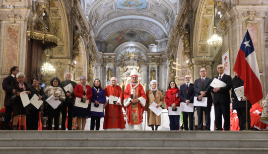 Fotografía de una serie de personas algunas de ellas vestidas de ropas eclesiásticas dentro de una catedral