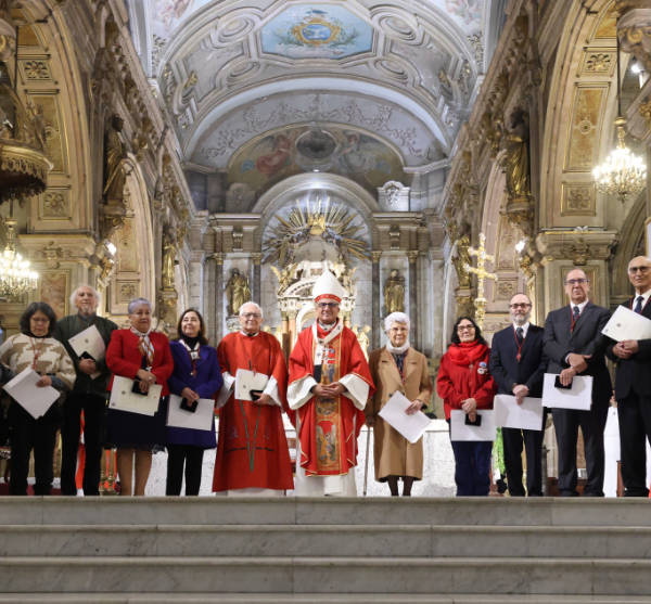 Fotografía de una serie de personas algunas de ellas vestidas de ropas eclesiásticas dentro de una catedral