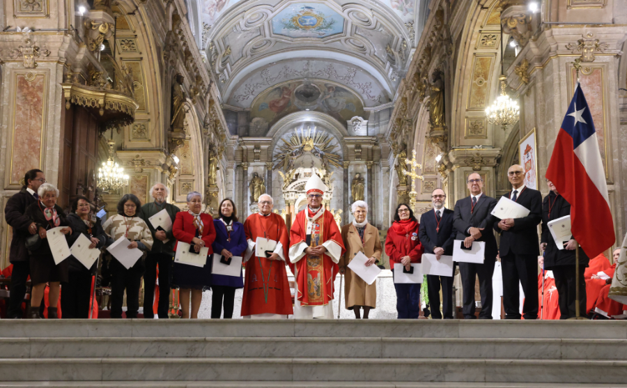 Fotografía de una serie de personas algunas de ellas vestidas de ropas eclesiásticas dentro de una catedral